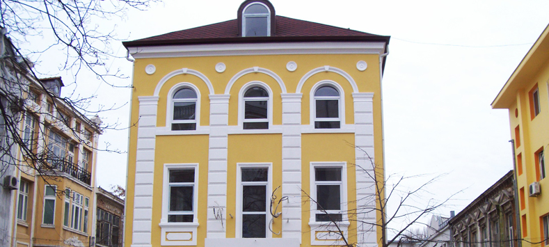 Сграда след реставрация с фасадни профили