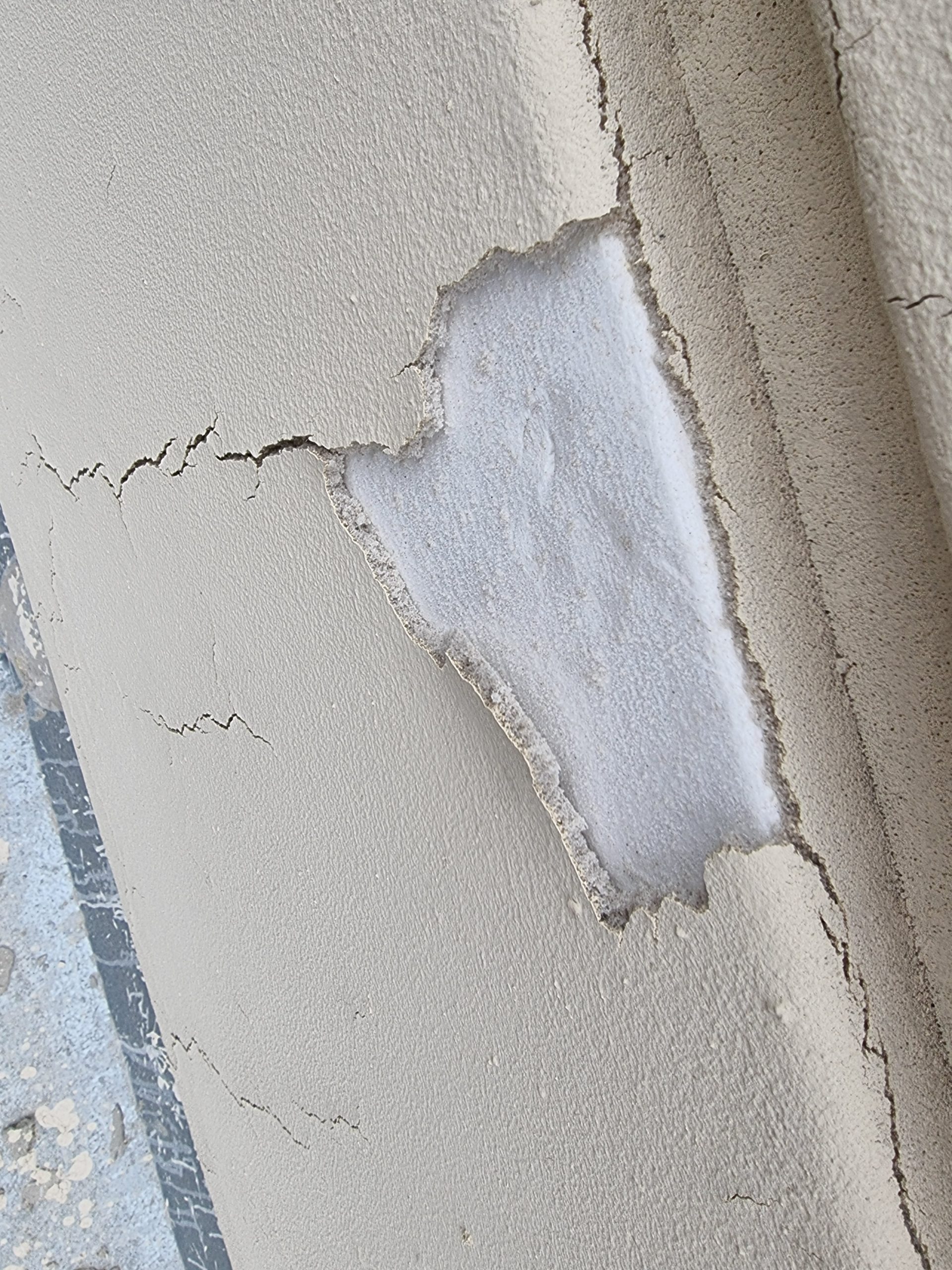 Напукване и отлепване на боята на фасаден профил