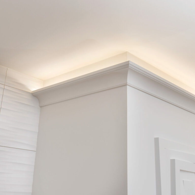 Гладки корнизи и корнизни профили със скрито осветление и орнаменти
