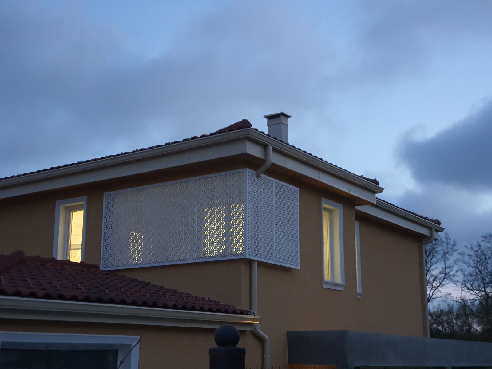 Декоративна фасадна решетка на частна къща по поръчка